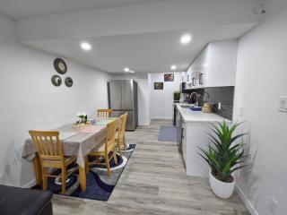 Edmonton Elegant 1BR Basement-Style Suite Sleeps 3 - 9
