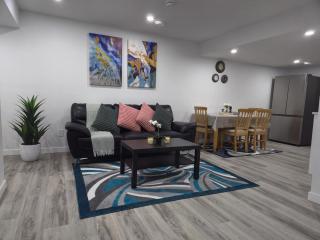 Edmonton Elegant 1BR Basement-Style Suite Sleeps 3 - 7