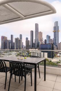2BD Immaculate Sky-High Apartment - Prime Location - 9