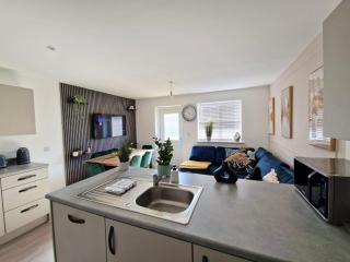The Cozy Stopover 3 bedroom house with free Parking - 1