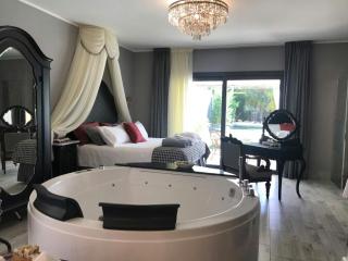 Manor Villa Among Veneto's Orchards - 9