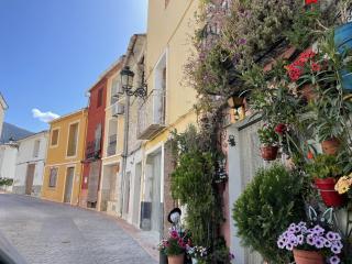 Mediterranean Escape with Garden - 4