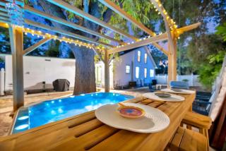 Pet Friendly Downtown Home - Free Bikes & BBQ - 1