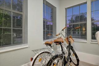 Pet Friendly Downtown Home - Free Bikes & BBQ - 2