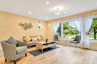Toronto Luxury Suite with Free Parking, Near Airport - 4