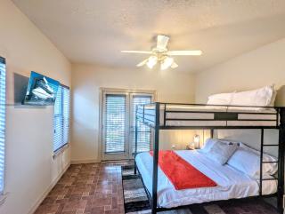 Near DT, Heights, Washington WiFi Games BBQ - Houston - 9