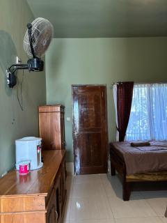 Vivian's Lakey peak homestay - 2