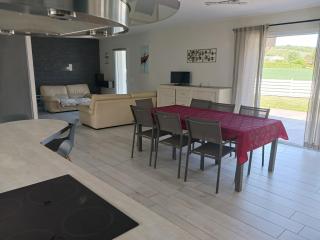Grande maison plain pied,campagne, proche A7,parking privé, idéal pro et famille nombreuse - 1