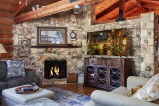 Canyon Lake Haven Cabin Hot Tub Yard BBQ Fire Pit - 8