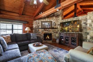 Canyon Lake Haven Cabin Hot Tub Yard BBQ Fire Pit - 4