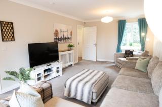 Clayton House- Conveniently Located, Spacious & Modern 4 Bedroom House Suitable for Work and Leisure Stays - 4