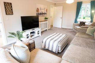 Clayton House- Conveniently Located, Spacious & Modern 4 Bedroom House Suitable for Work and Leisure Stays - 3