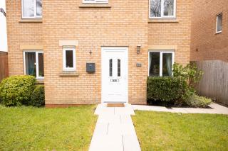 Clayton House- Conveniently Located, Spacious & Modern 4 Bedroom House Suitable for Work and Leisure Stays - Bamber Bridge - 0