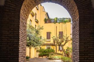 Quiet Trevi Fountain Courtyard & Patio Apartment - Rome - 7