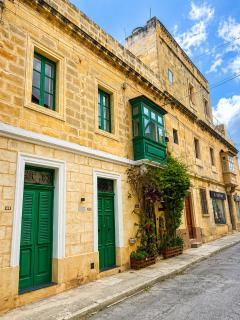 Dahlia Apartment Private Garden Escape Stylish Townhouse in Paola - 4