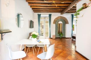 Quiet Trevi Fountain Courtyard & Patio Apartment - Rome - 6