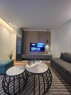 2 bedrooms Private Patio lake view residence - 1