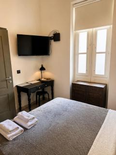 Dahlia Apartment Private Garden Escape Stylish Townhouse in Paola - 9
