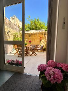 Dahlia Apartment Private Garden Escape Stylish Townhouse in Paola - 7