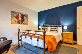 Finest Retreats - Parade Watch - 9