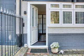 Tranquil Studio - Sleeps 2 & Private Parking - 4