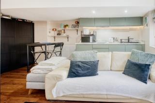 Tranquil Studio - Sleeps 2 & Private Parking - 3