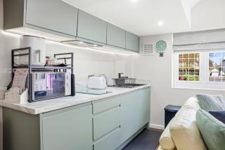 Tranquil Studio - Sleeps 2 & Private Parking - 2