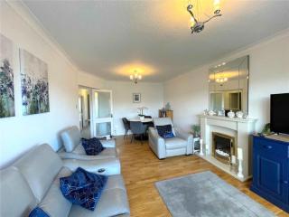 Stylish 2-Bedroom Apartment in West Bay - 9