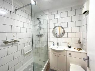 Stylish 2-Bedroom Apartment in West Bay - 4