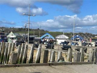 Stylish 2-Bedroom Apartment in West Bay - 2