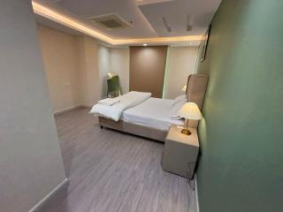 Luxury 02 Bedroom Apartment on 11TH Floor at Gold Crest DHA Phase 4, Lahore - 3