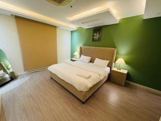 Luxury 02 Bedroom Apartment on 11TH Floor at Gold Crest DHA Phase 4, Lahore - 2