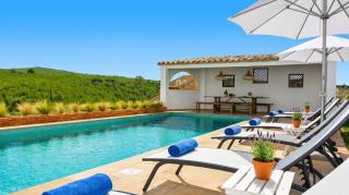 Masia La Morera autenticidad renovada 100 porcien a 10 minutos de Sitges en coche 12 huespedes Piscina Aire Aconc 6 Suites Apertura 15 Julio 2025 - 2