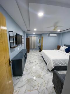 Hotel HiCity Comfort Near DLF Cyber City & AIG Hospital - 1