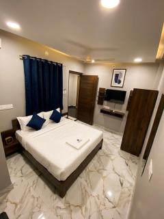 Hotel HiCity Comfort Near DLF Cyber City & AIG Hospital - 2