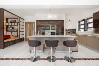 Spacious 5-Bed Family Home with Garden & Parking - 9
