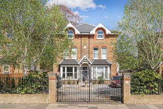 Spacious 5-Bed Family Home with Garden & Parking - 7