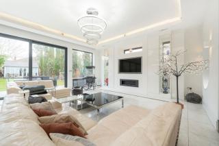 Spacious 5-Bed Family Home with Garden & Parking - 6
