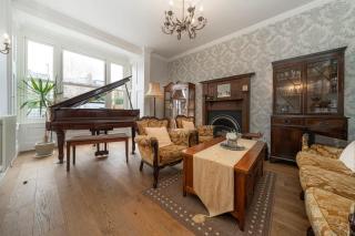 Spacious 5-Bed Family Home with Garden & Parking - 5