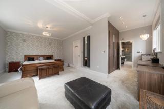 Spacious 5-Bed Family Home with Garden & Parking - 4