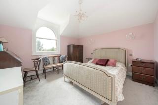 Spacious 5-Bed Family Home with Garden & Parking - 2
