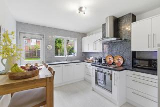NEW! Large 4BR home by Shirestone Property, Driveway Parking, Near M40, Wifi - 3