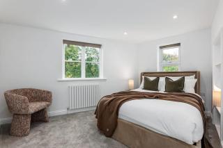 Spacious Designer Family Gem with Roof Terrace and Views - 5