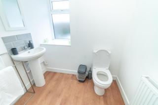 Bridgend 4BR House on Morfa St with Parking - 2
