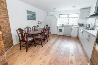 Bridgend 4BR House on Morfa St with Parking - 3