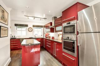 Spacious 3BR Home with Private Garden & Parking - 9