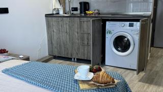 Cozy Studio with Panoramic Windows 7 min to Sea - 7