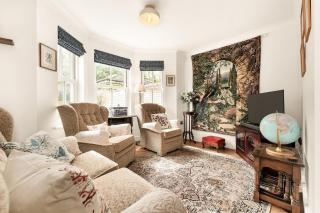 Spacious 3BR Home with Private Garden & Parking - 0