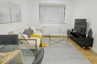Elizabeth Line - Parking - WiFi - Sleeps 4 - 9