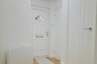 Elizabeth Line - Parking - WiFi - Sleeps 4 - 8